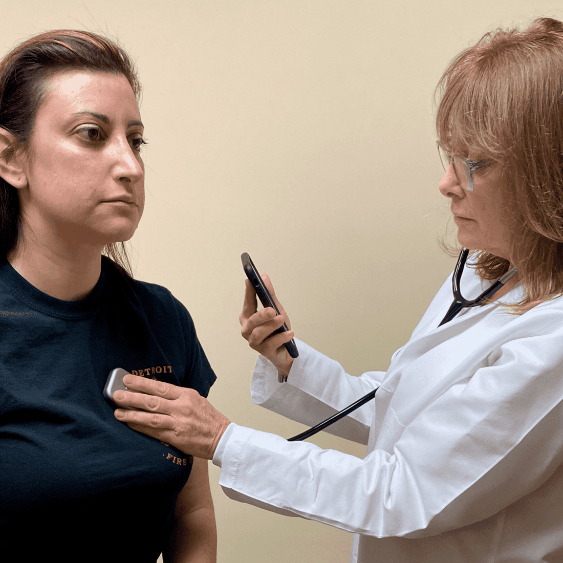 Doctor listenging and recording heart sounds and ECG using the DUO 2